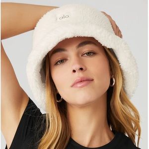 Alo Yoga Foxy Sherpa Bucket Hat